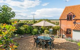 Host & Stay - Laylands Yard